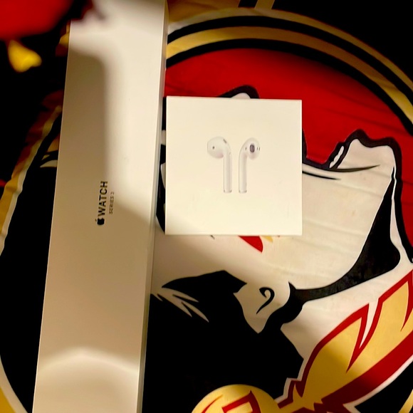 I’m selling AirPods and Apple Watch white - Picture 1 of 1